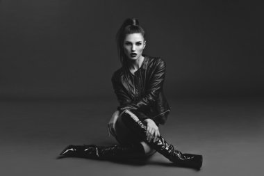 Kız deri ceket ve çizmeler