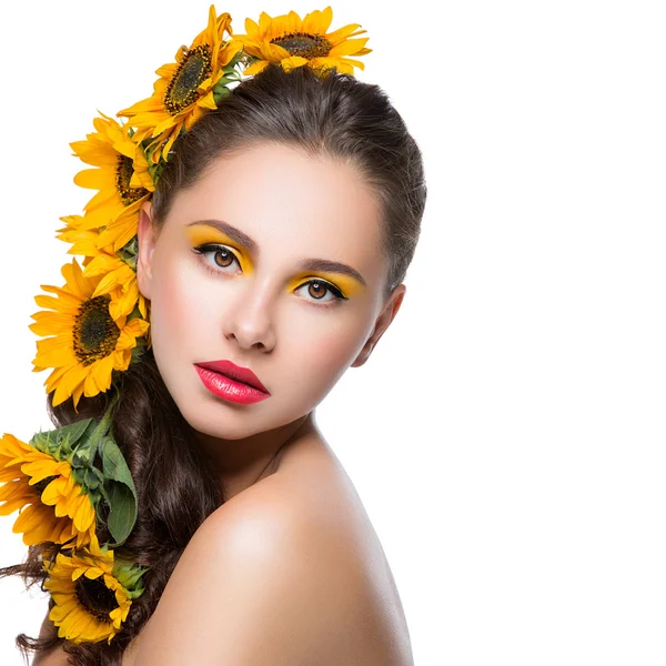 Menina bonita com flores no cabelo — Fotografia de Stock