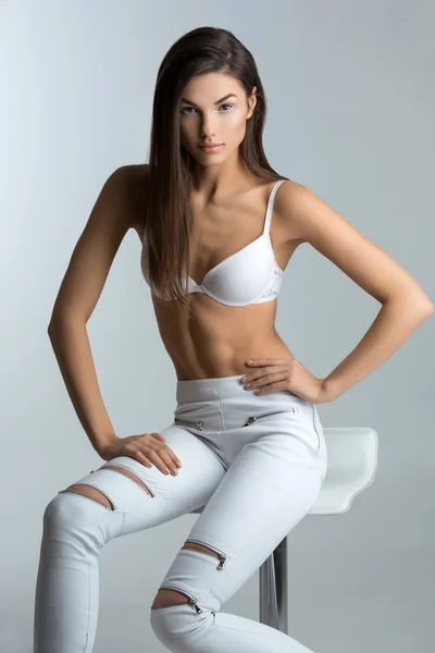 Красивая девушка в белом лифчике и кожаных брюках — стоковое фото