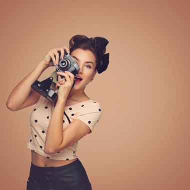 Retro kameralı kız