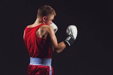 Kırmızı formundaki genç boksör