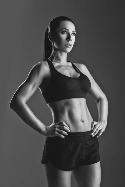 Menina desportiva com músculos — Fotografia de Stock