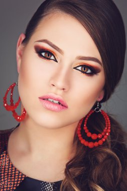 parlak bir makyaj ile kız