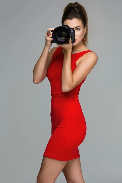 Menina fotógrafa com câmera dslr — Fotografia de Stock