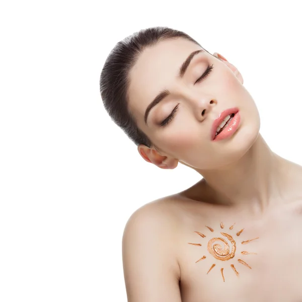 Mädchen mit cremefarbener Sonnenform auf der Brust — Stockfoto