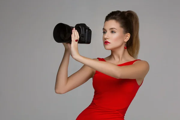 Menina fotógrafa com câmera dslr — Fotografia de Stock