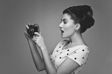 Retro kameralı kız