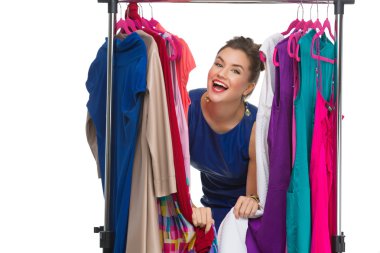 Birçok elbiseler ile kız