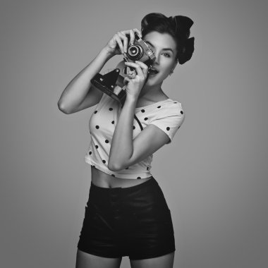 Retro kameralı kız