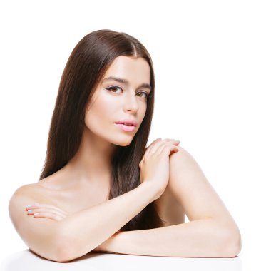 Güzel kız omuz dokunmadan