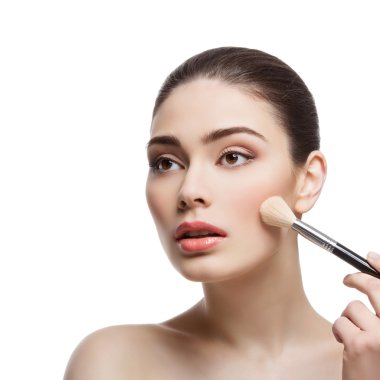 Güzel kız allık fırçası ile uygulama