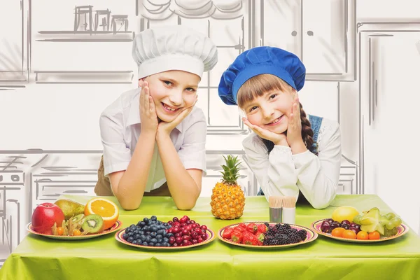Niños haciendo bocadillos de frutas — Foto de Stock