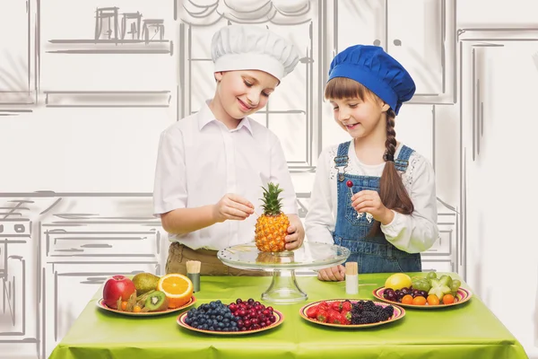 Niños haciendo bocadillos de frutas — Foto de Stock