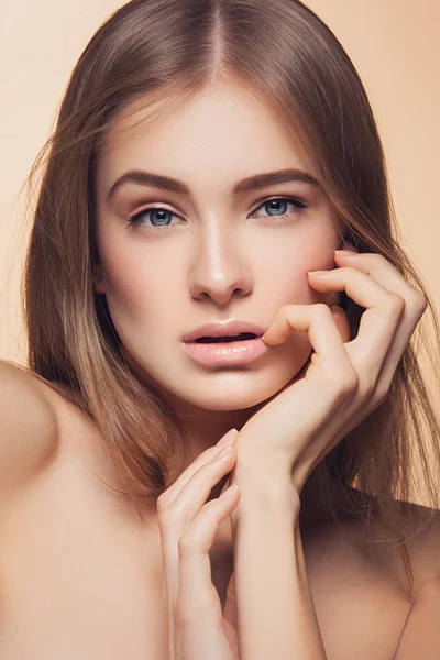 Beautiful girl with perfect skin — Stock Photo, Image