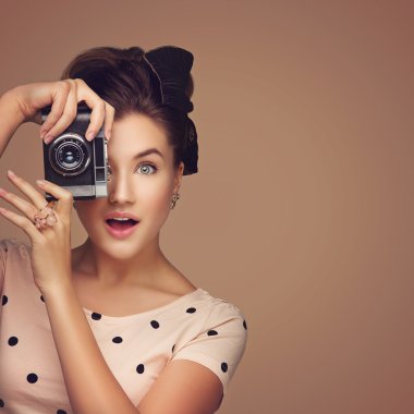 Retro kameralı kız