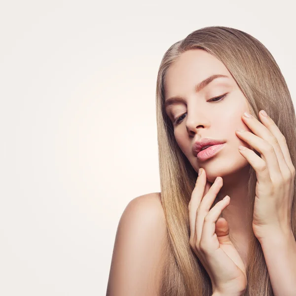 Ragazza con i capelli lunghi — Foto Stock