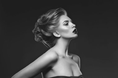 Koyu dudaklar ve saç modeli ile kız