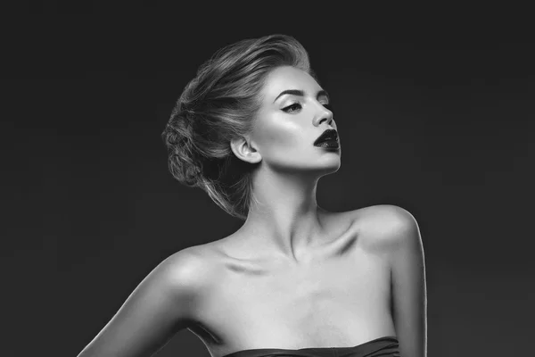 Koyu dudaklar ve saç modeli ile kız — Stok fotoğraf