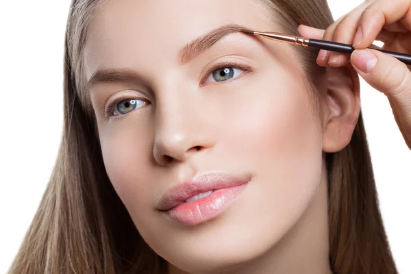 Mujer corregir la forma de las cejas —  Fotos de Stock