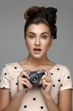 Retro kameralı kız