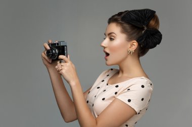 Retro kameralı kız