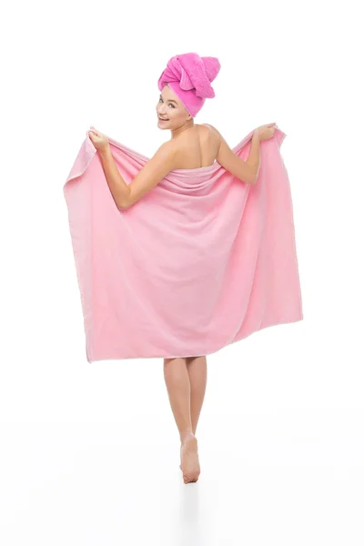 Mooi meisje in een roze handdoek — Stockfoto