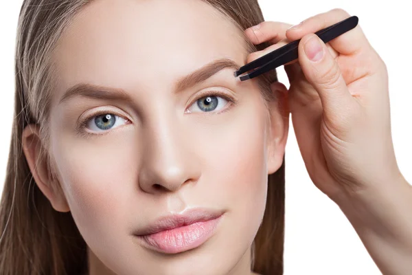 Woman correcting eyebrows form — Stock Photo, Image