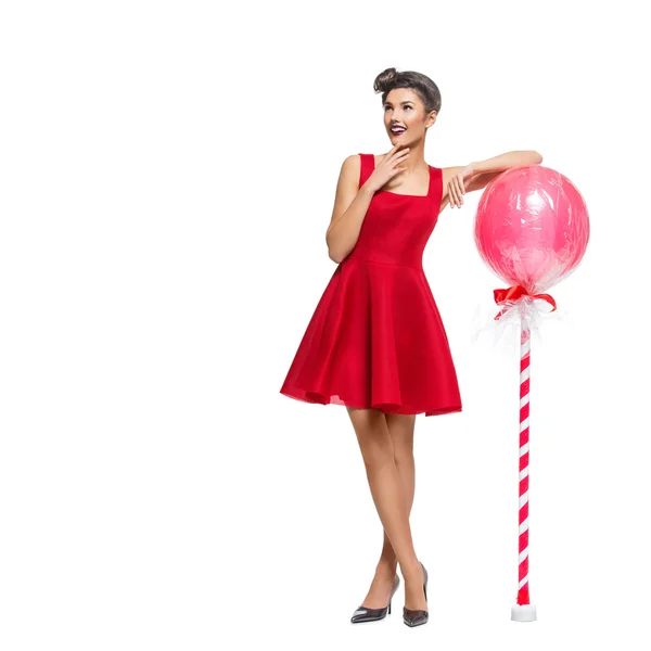 Chica en vestido rojo con enorme piruleta — Foto de Stock