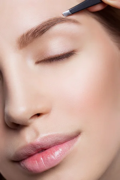 Mujer corregir la forma de las cejas —  Fotos de Stock