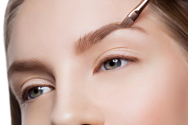 Woman correcting eyebrows form — Stock Photo, Image