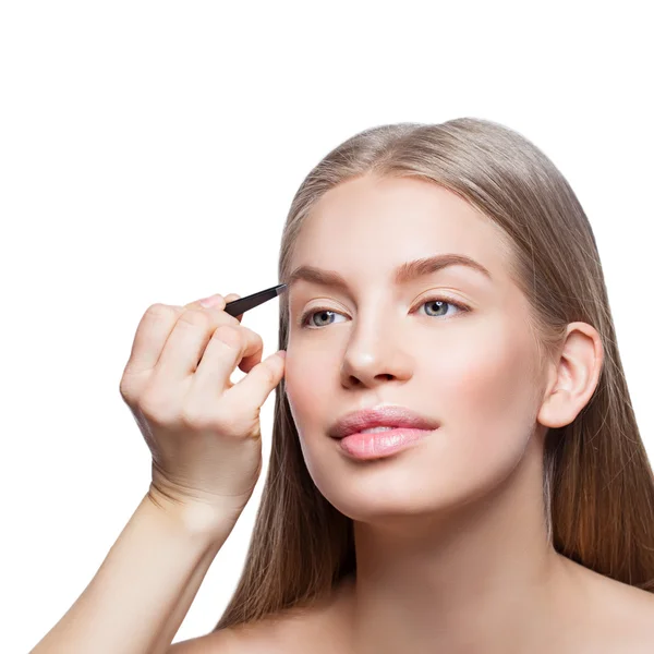 Mujer corregir la forma de las cejas —  Fotos de Stock