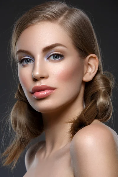 Bella ragazza con i capelli annuisce — Foto Stock