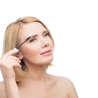 Güzel bir orta yaşlı kadın kaş jel uygulama