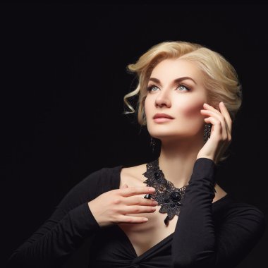 Doğal makyaj ve saç modeli ile kız