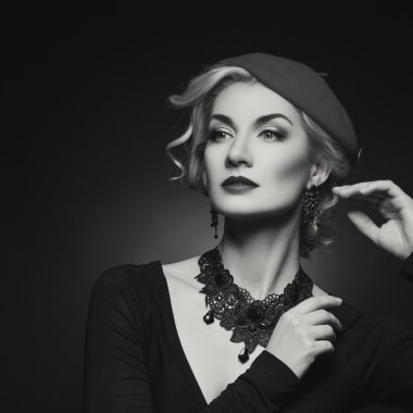 Retro tarzı güzel bayan elbise