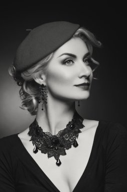 Retro tarzı güzel bayan elbise