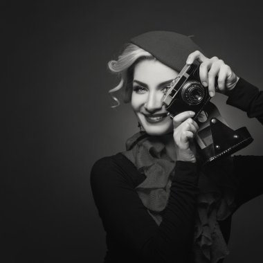 Retro fotoğraf makinesi ile güzel Bayan