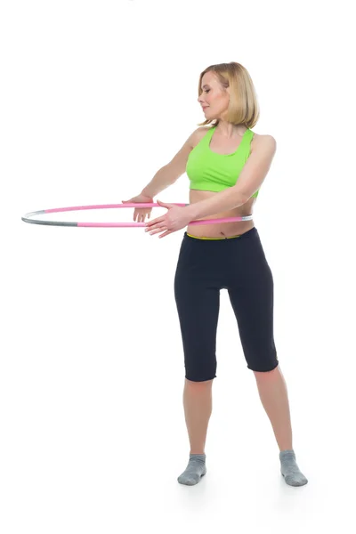 Schöne Frau beim Sport mit Hula Hoop — Stockfoto