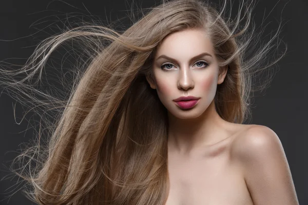 Menina com cabelo comprido — Fotografia de Stock