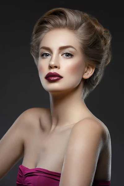 Girl with dark lips and hairdo — Stock Photo, Image