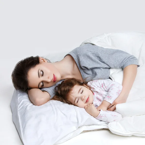 Piękna matka i córka w łóżku — Zdjęcie stockowe