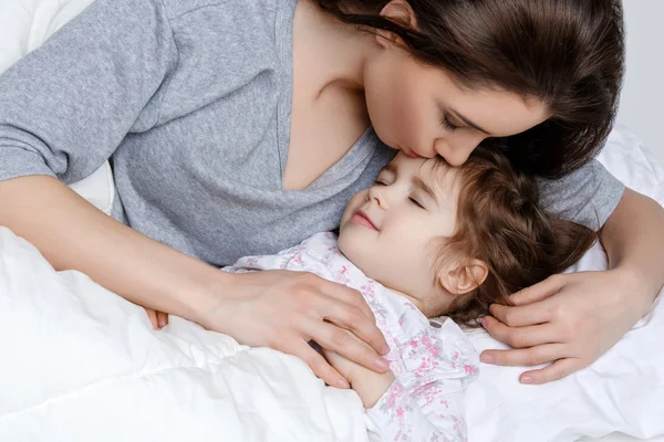 Красива мати і дочка в ліжку — стокове фото