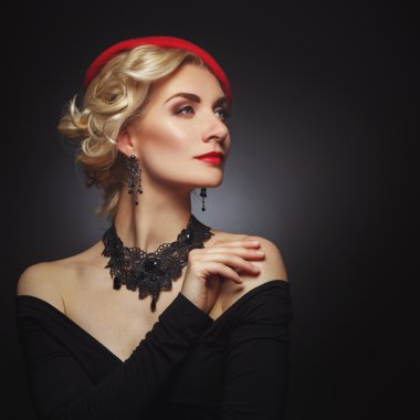 Kırmızı bere güzel Bayan