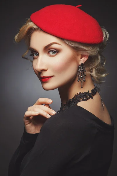 Hermosa dama en boina roja —  Fotos de Stock