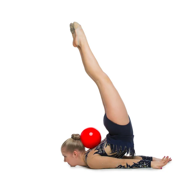 Hermosa chica gimnasta con bola roja — Foto de Stock