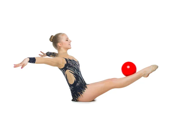 Красивая гимнастка с красным мячом — стоковое фото