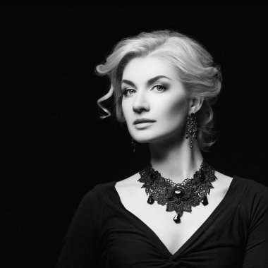 Doğal makyaj ve saç modeli ile kız