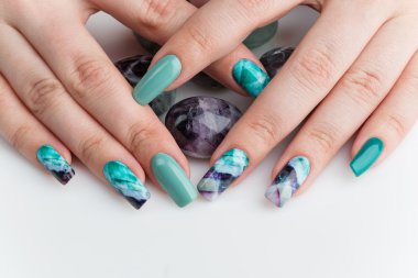 Renkli çivi ile kadın el closeup