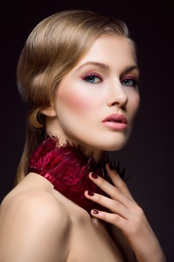 Kırmızı makyaj ile güzel kız