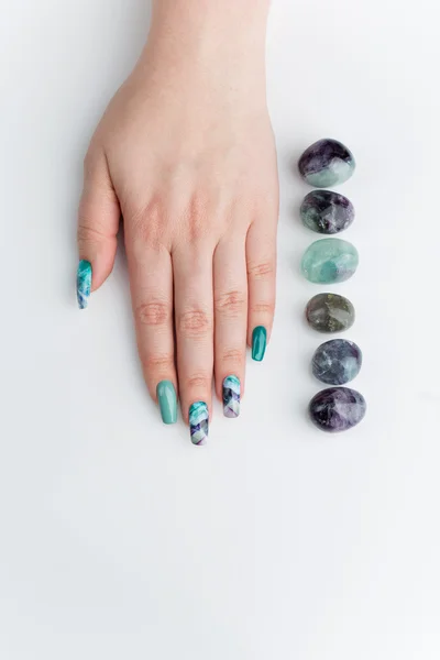 Primer plano de la mano de la mujer con uñas de colores — Foto de Stock